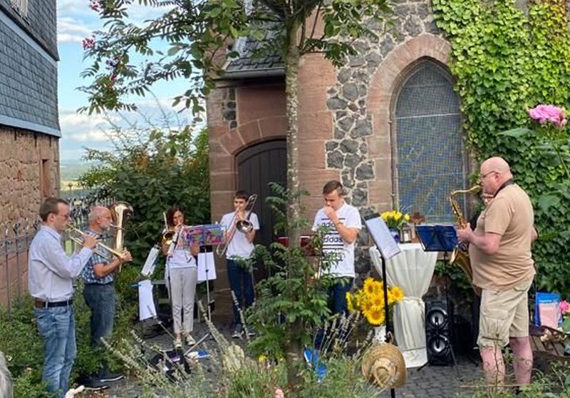 amoeneburg-vor-der-kapelle-poco