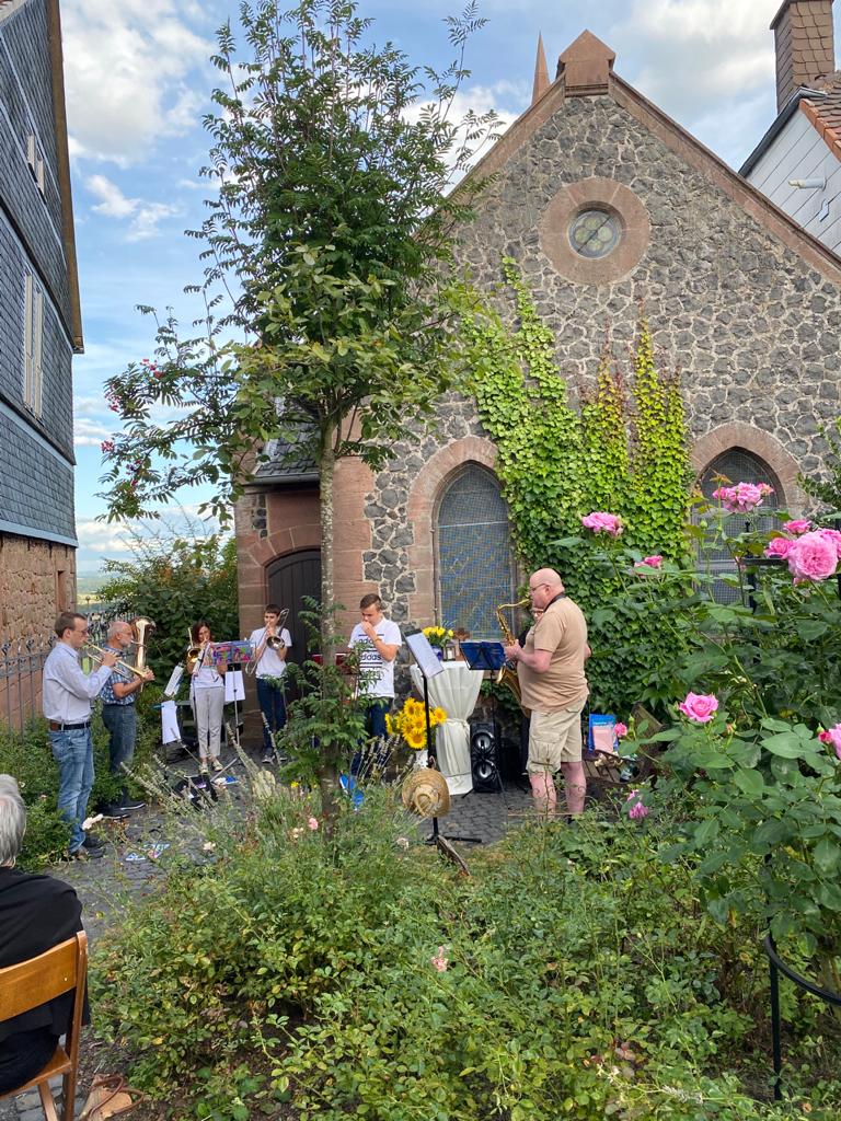 posaunen-foto-frenzl-vor-kapelle-amoeneburg-august-2020-1-